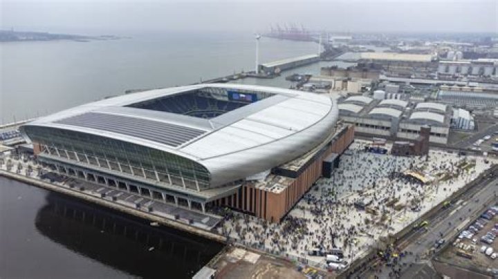 Does the Milwaukee Brewers stadium have a retractable roof